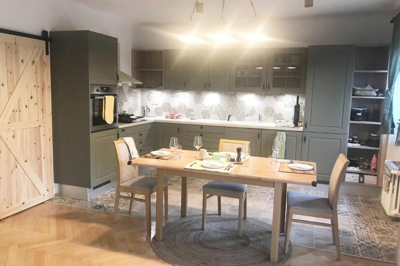 Lovely And Freshly Renovated In 10 *